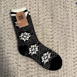 Muk Luks Women’s Black and White Snowflake Socks